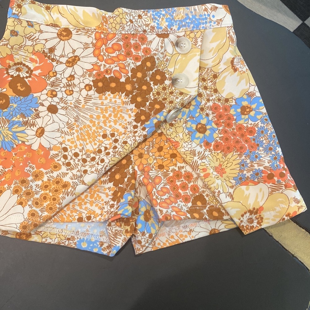 Originality Kids Floral printed back zip Skort with bottom front detail - size M - Picture 8 of 8